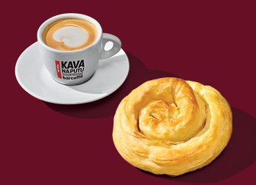 Burek špinat sir i šalica kave espresso na tamnocrvenoj podlozi.