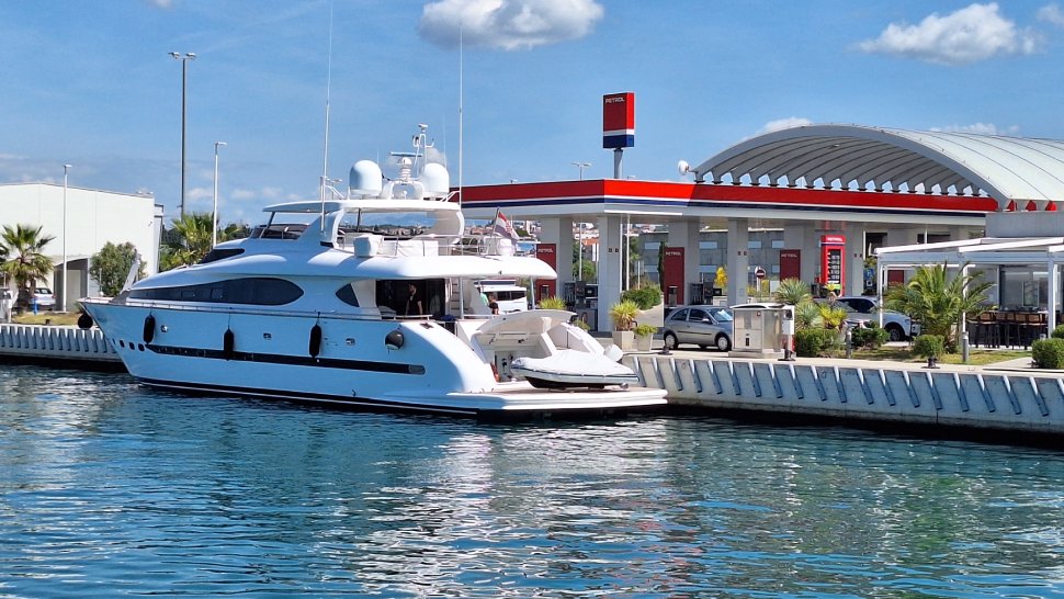 Natočite gorivo u svoje plovilo