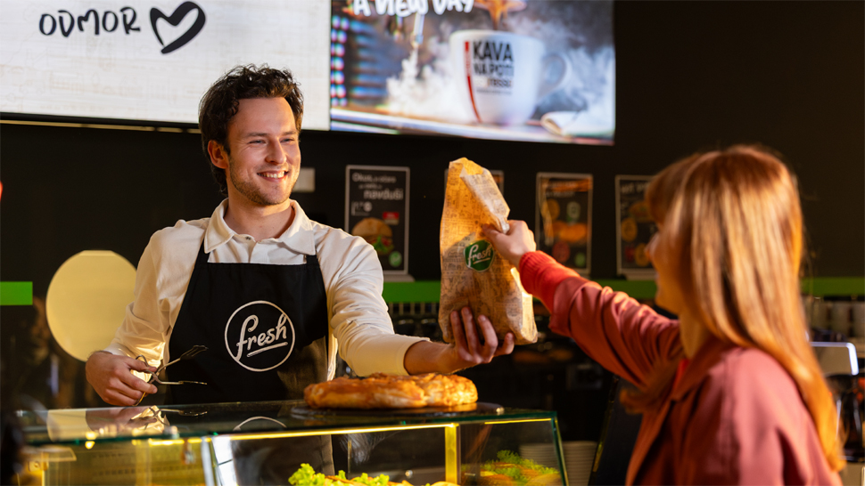 Freshly prepared meals, croissants, desserts, and seasonal fruit at Petrol and Crodux – offering both convenience and quality on the go.
