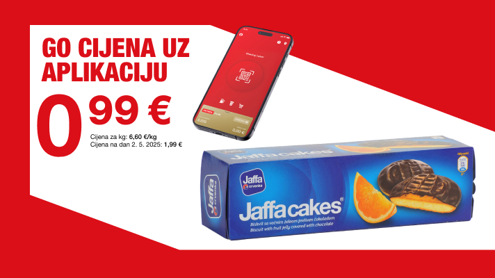 Na slici je oglas s crvenom i bijelom pozadinom na kojem je ispisan tekst “GO CIJENA UZ APLIKACIJU 0,99 €”. Uz cijenu je navedeno i “Cijena za kg: 6,60 €/kg; Cijena na dan 2. 5. 2025.: 1,99 €”. Na desnoj strani prikazani su mobilni telefon s otvorenom aplikacijom te kutija Jaffa cakes classic 150 g u plavom pakiranju..