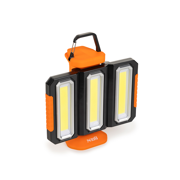 Širokokutna LED panel svjetiljka NES Active s tri preklopna svjetlosna panela i narančasto-crnim kućištem, prikazana na svijetloj pozadini.