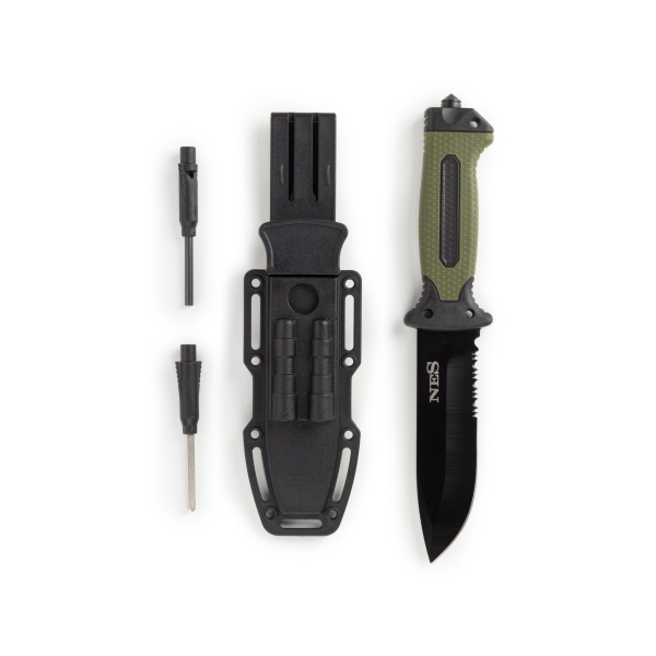 Nož za preživljavanje NES Active s crno-zelenom drškom, futrolom i dodatcima (kresivo, oštrilo i drugi alati), prikazan na svijetloj pozadini.