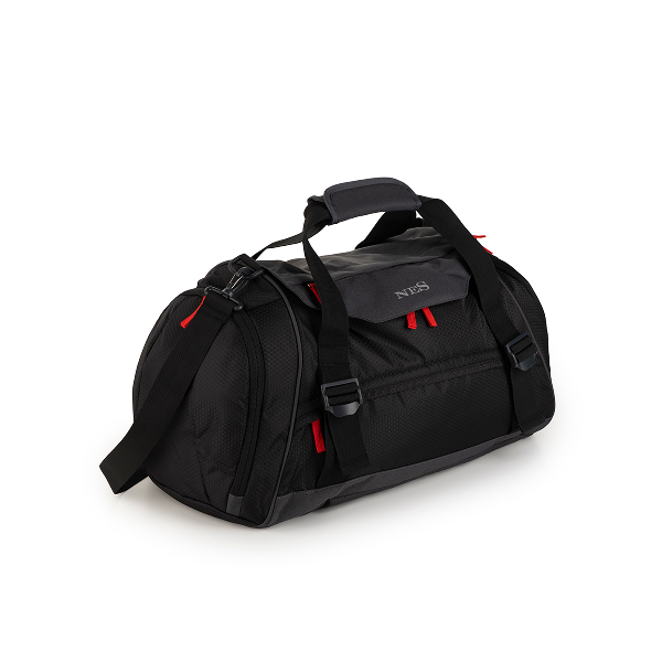 Crna putna i fitness torba NES Active 50 L s ručkama, naramenicom i crvenim detaljima, prikazana na svijetloj pozadini.