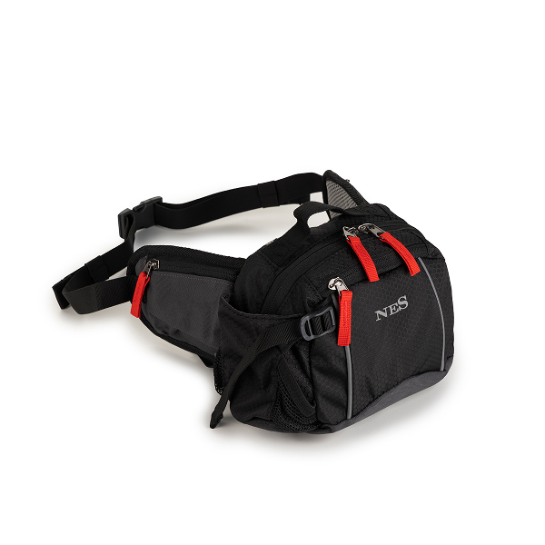 Crna torba za oko struka NES Active s podesivim pojasom, više pretinaca i crvenim detaljima, prikazana na svijetloj pozadini.