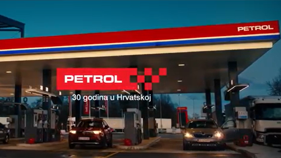 Na slici je Petrolova benzinska postaja s natpisom “Petrol – 30 godina u Hrvatskoj”.