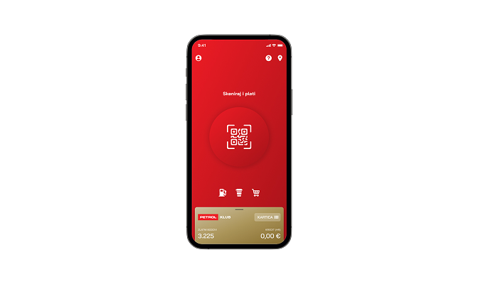 Pametni telefon s otvorenom Petrol aplikacijom na crvenoj pozadini, s prikazanim QR kodom za skeniranje i plaćanje te informacijama o Zlatnim bodovima i stanju računa.