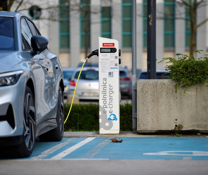 Električni automobil puni se na Petrolovoj e-punionici na označenom parkirnom mjestu za električna vozila.