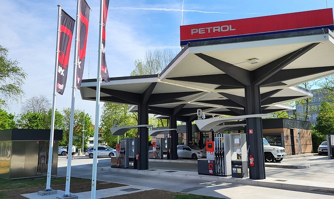 Petrolova benzinska postaja s nadstrešnicom i točionim mjestima.