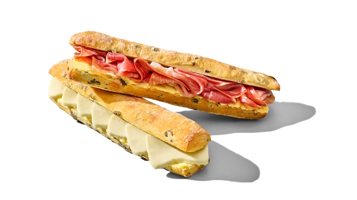 Na slici je Duo sendvič s dva peciva: jedan s mozzarellom i maslacem, a drugi s pršutom i maslacem.