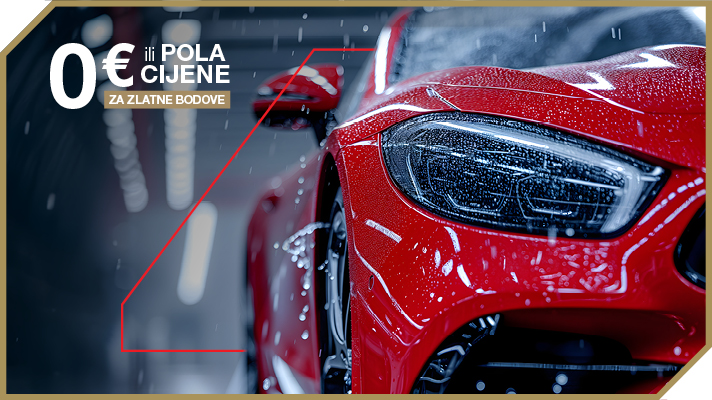 Na slici je crveni automobil tijekom pranja u autopraonici s vidljivim kapljicama vode na karoseriji te oznakom 0 € ili pola cijene za zlatne bodove.