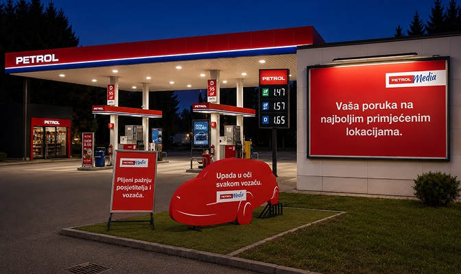 Petrolovo prodajno mjesto u večernjim satima s osvijetljenim prostorom za točenje goriva i istaknutim reklamnim površinama uz ulaz i prometnu površinu.